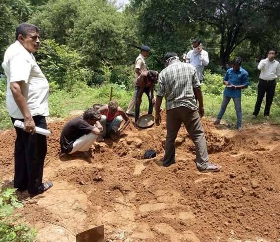 દરમિયાન ગ્રામપંચાયતના સભ્ય ઝુબેદાબેન વહોરાના પતિ અજીતભાઇ અને પંચાયતના જ સભ્ય દિનેશભાઇ ગણપતભાઇ મકવાણા તેમના ઘરે આવ્યા હતા. અઘટિત બનાવ અંગે દુઃખ વ્યક્ત કરી જે થઇ ગયું તે થઇ ગયું. આમા કોઇ પોલીસ કેસ ન કરવાનું અને છોકરીની લાશને લઇને રખડવું પડશે તેવું કહી ચાલ્યા ગયા હતા. આથી ગભરાયેલા માતા-પિતાએ પારૂલની લાશને સમાજના રીતરીવાજ મુજબ ગામના જ સરકારી દવાખાના પાછળની જમીનમાં દાટી દીધી હતી. 