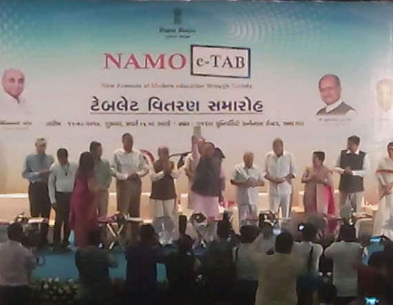  બજારમાં અનેક પ્રકારના ટેબ્લેટ અને મોબાઈલ મળે છે. સ્ટુન્ડટ્સને આ ઈન્ટ્રુમેન્ટ ખરીદવા મોંઘા પડતાં હોય છે. ત્યારે રાજ્ય સરકાર રાહતદરે માત્ર એક હજાર રૂપિયામાં જ આ ટેબ્લેટ આપી રહી છે. આ પહેલા સાડા ત્રણ લાખ વિદ્યાર્થીઓને રૂપિયા એક હજારના ટોકનદરે ટેબ્લેટ આપવાની જાહેરાત કરાઇ હતી.