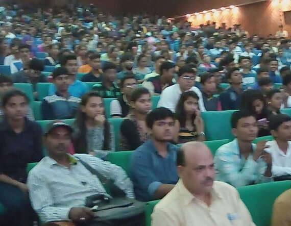 આ ટેબ્લેટનો માર્કેટ રેટ રૂપિયા 6થી7 હજાર થાય છે. બજેટમાં ટેબ્લેટ સાથે રૂપિયા. 261 કરોડના ખર્ચે ડિજીટલ લર્નિંગ માટે ડિજિ-સ્કૂલ ઇનિશીયેટીવની જાહેરાત કરાઇ હતી. પ્રાથમિક શિક્ષણની 1200 સ્કૂલોમાં ધો. 7 અને 8ના 2400 વર્ગોમાં 84 હજાર વિદ્યાર્થીઓના શિક્ષણ માટે કોમ્પ્યુટર, સ્માર્ટ ઇન્ટરએક્ટિવ બોર્ડ, આઇઆર કેમેરા, પ્રોજેક્ટર અને ડિજિટલ પેનનો ઉપયોગ કરી સ્માર્ટ કલાસની શરૂઆત કરાશે. પ્રાથમિક-માધ્યમિક સ્કૂલોમાં ઇન્ટરનેટના જોડાણ સહિતની ઇ-લર્નિંગવાળી સ્કૂલો શરૂ કરાશે. ઓનલાઇન પરીક્ષા લેવા માટે વધુ 37 કોલેજોમાં ડિજિટલ એજ્યુકેશન લર્નિગ લેબ ઊભી કરાશે.