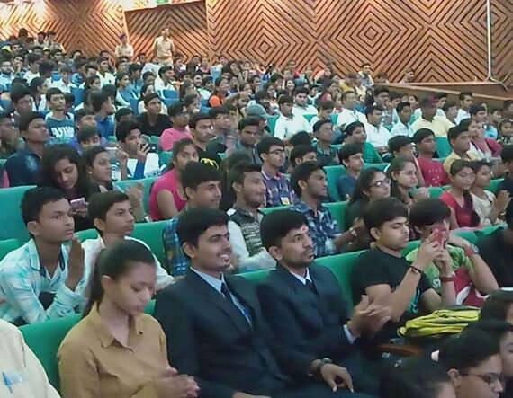 અગાઉ નીતિન પટેલે કરેલી જાહેરાત પ્રમાણે ગુજરાતમાં આ વર્ષે ધોરણ 12ની બોર્ડની પરીક્ષામાં ઉત્તીર્ણ થઈ કોલેજો અને પોલીટેકનિકમાં પ્રવેશ મેળવનાર અંદાજે 3,50,000 જેટલા તમામ વિદ્યાર્થી ભાઈ-બહેનોને ફક્ત 1000 રૂપિયાની ટોકન કિંમતે ટેબ્લેટ આપવામાં આવશે. આ યોજના હેઠળ લગભગ સાડા ત્રણ લાખ વિદ્યાર્થીઓને રાહત દરે ટેબ્લેટ મળશે.બી.એ., બી.કોમ., બી.એસ.સી., બી.બી.એ., એન્જીનીયરીંગ, મેડીકલ સહિત કોઈ પણ ક્ષેત્રમાં આગળના અભ્યાસક્રમ માટે એડમિશન લેનાર વિદ્યાર્થીઓને સ્ટાન્ડર્ડ કંપનીના ટેબ્લેટ માત્ર રૂપિયા 1000માં આપવામાં આવશે.