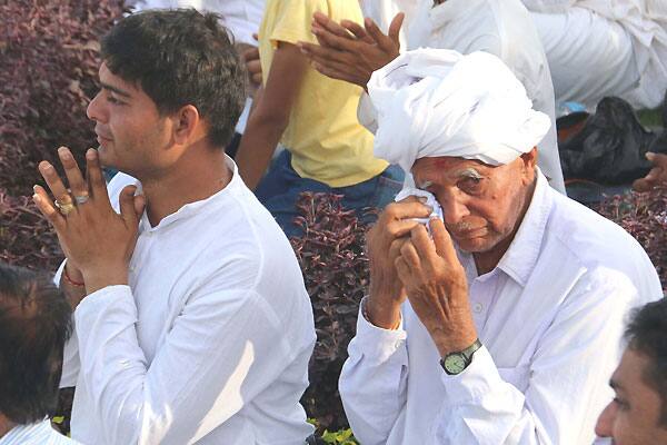 પ્રમુખ સ્વામી અક્ષરનિવાસ થયાના સમાચાર સાંભળી લાખોની સંખ્યામાં હરિભક્તો પ્રમુખ સ્વામીના અંતિમ દર્શન માટે સાળંગપુર ઉમટી પડ્યા હતા.બાપાની વસમી વિદાયથી ભક્તોના આંસુ રોકાયા રોકાતા નહોતા. 