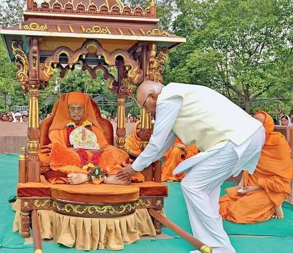 પ્રમુખ સ્વામીના અંતિમ દર્શન માટે વડાપ્રધાન મોદી સહિતના અનેક મહાનુભાવો ઉપસ્થિત રહ્યા હતા. વડાપ્રધાન મોદી સિવાય ભારતીય જનતા પાર્ટીના અધ્યક્ષ અમિત શાહ, નાણામંત્રી અરુણ જેટલી, બાબા રામદેવ, સંજય જોષી, મુખ્યમંત્રી વિજય રૂપાણી, નાયબ મુખ્યમંત્રી નીતિન પટેલ સહિતના મહાનુભાવોએ બાપાના અંતિમ દર્શન કર્યા હતા.