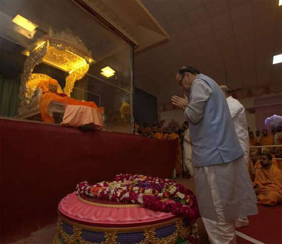 તે સિવાય દિલ્હીના મુખ્યમંત્રી અરવિંદ કેજરીવાલ, ભાજપના નેતા એલ.કે અડવાણી, મોરારીબાપુ, ભાજપના પ્રદેશ અધ્યક્ષ જીતુ વાઘાણી સહિતના મહાનુભાવોએ પણ પ્રમુખ સ્વામીના અંતિમ દર્શન કર્યા હતા.