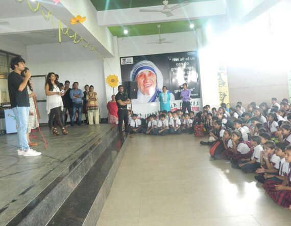 એક વિદ્યાર્થીએ પ્રશ્ન કર્યો હતો કે, કામના બોજની સાથે તેમણે કેવી રીતે અભ્યાસ ચાલુ રાખ્યો. આ પ્રશ્નનો જવાબ આપતા ભવ્યે જણાવ્યું હતું કે, અભિનયની સાથે તેઓ અભ્યાસ પર પૂરતું ધ્યાન આપી શક્યાં નથી, પરંતુ તેમણે ગ્રેજ્યુએશન પૂર્ણ કર્યું છે અને અભ્યાસ ચાલુ રાખવાની ઇચ્છા પણ પ્રદર્શિત કરી હતી.