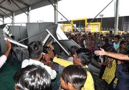 વડોદરા: ટેબ્લેટ વિતરણ કાર્યક્રમમાં વિદ્યાર્થીઓની અફરાતફડી, 6 વિદ્યાર્થી બેભાન