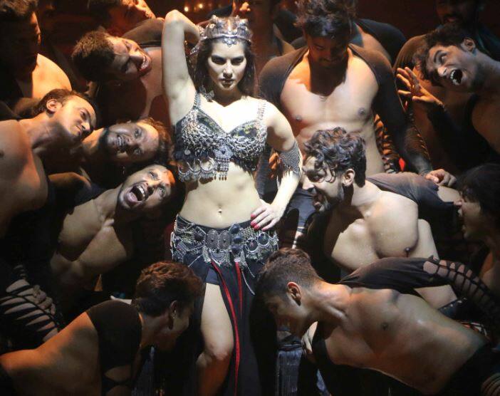 સોની લિયોનીના પાછલા કેટલાક આઇટમ ગીતને જોતા આ વાતનો અંદાજ લગાવવામાં આવી રહ્યો છે કે, સોની લિયોની આ આઇટમ સોંગમાં પણ ગત આઇટં સોંગ કરતા ધમાકેધાર અને બોલ્ડ હશે.