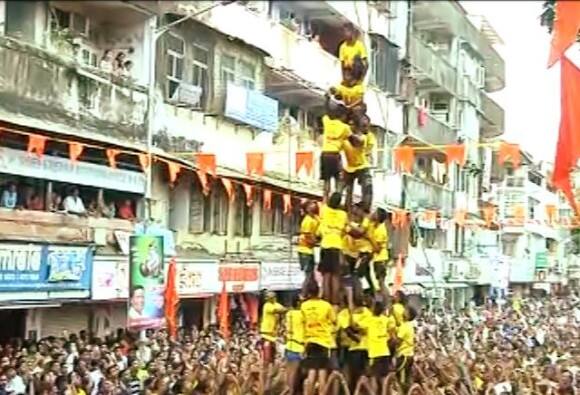 શ્રી કૃષ્ણ બલરામ મંદિર તથા બાંકેબિહારી મંદિર સાથે વિદેશી ભક્ત પણ કૃષ્ણ સાથે જન્મના ઉત્સવ મનાવવા માટે કોઇ પાછળ નહી રહ્યાં. ચારે બાજૂ ભગવાનના જન્મની ખુશિયો છવાયેલી હતી. આ અવસર પર મથુરાના શ્રીકૃષ્ણ જન્મસ્થાન પરિસર, દ્વારકાધીશ મંદિર, વૃંદાવનના બાંકબિહારી મંદિર, રાધારમણ મંદિર, રાધાવલ્લભ મંદિર, ઇસ્કોન મંદિર, પ્રેમ મંદિર, ગોવર્ધનના દાનબિહારી મંદિર, ગોકુળ તથા નંદગામના તમામ મંદિરોમા ધૂમ ધામથી ઉજવવામાં આવ્યો.