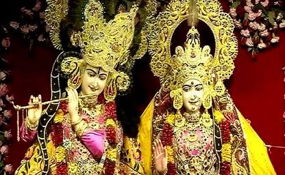 મથુરા: સમગ્ર વિશ્વ વ્રજમંડળ કાનૂડાના જન્મની પ્રતિક્ષાના ઉલ્લાસમાં ડૂબ્યું હતું. કૃષ્ણ ભક્તોની ખુશી અને આયોજન જોઇને લાગી રહ્યું હતું કે, જાણે તેમના ઘરે જ નંદલાલાનો જન્મ થયો હોય. દેશ-વિદેશથી લાખો શ્રદ્ધાળુઓની ભીડ મથુરા, વૃંદાવન અને જનપદના દરેક તીર્થસ્થળમાં ઉમટી પડ્યા હતા. બંને ધર્મો નગરીઓમાં મુખ્ય મંદિરોમાં આવનાર રસ્તાઓ પર તીર્થયાત્રીઓનું ભારે ભીડ જામી હતી.રાતના 12 વાગ્યે કૃષ્ણના જન્મ સાથે હર્ષો ઉલ્લાસ વધારે જોવા મળ્યો હતા