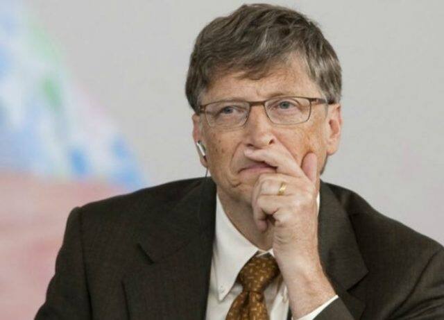 ગેટ્સ માઇક્રોસોફ્ટના આશરે 70 કરોડ શેર્સ પોતાના ફાઉન્ડેશનને આપી ચૂકયા છે. જો આ શેર્સ અત્યારે તેમની પાસે હોત તો આજે 50 અબજ ડોલર એટલે કે અંદાજે 3.21 લાખ કરોડ રૂપિયાના હોત. જૂનમાં આપવામાં આવેલ દાન કંપનીમાં તેમના હિસ્સાના 38 ટકા બરાબર છે. તેની સાથે જ હવે કંપનીમાં તેમનો હિસ્સો ઘટીને અંદાજે 1.3 ટકા રહ્યો છે જે 1996મા 24 ટકા હતો.