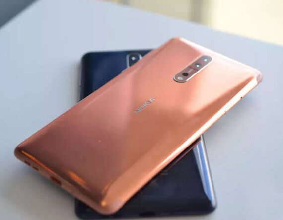 HMD ગ્લૉબલે Nokia 8માં કાર્લ જીસ કેમેરાની સાથે એકસાથે ટેકનિક 'બોથીઝ'નો યૂઝ કર્યો છે. કંપની અનુસાર, આ ટેકનિકથી યૂઝર ફ્રન્ટ કેમેરાથી એકસાથે વીડિયોનો ફોટો ક્લિક કરી શકશે. આ ફિચરના યૂઝથી ફેસબુક લાઇવ, યુટ્યૂબ લાઇવ કે અન્ય પ્લેટફોર્મ પર મદદ મળશે. તે દરમિયાન યૂઝર બન્ને કેમેરાની સાથે ફૂલ HD વીડિયોની સાથે લાઇવ સ્ટ્રીમિંગ કરી શકશે.
