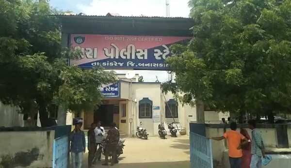 આ અંગેની વિગતો એવી છે કે, ભાભર તાલુકાના ગામની યુવતીને થરાના ગણપતસિંહ રાજુસિંહ દરબાર, સઘુભા ચકુભા દરબાર અને વિક્રમસિંહ માધુભા દરબાર લલચાવી-ફોસલાવીને સફેદ કલરની કારમાં ભગાડી ગયા હતા. તેઓ યુવતીને પતંગ હોટલમાં લઈ ગયા હતા અને અહીં જાનથી મારી નાંખવાની ધમકી આપી ત્રણેયે સામૂહિક બળાત્કાર ગુજાર્યો હતો. 