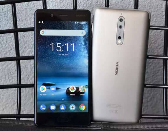 Nokia 8ને માત્ર એક જ રેમ અને મેમરી વેરિએન્ટમાં લૉન્ચ કરવામાં આવ્યો છે, એટલે હેન્ડસેટમાં 4GB LPPDDR4X રેમ આપવામાં આવી છે. જ્યારે આની ઇન્ટરનલ મેમરી 64GB છે. જોકે યૂઝર્સ મેમરીને MicroSD કાર્ડની મદદથી 256 GB સુધી વધારી શકે છે. દુનિયાભરમાં આના એકસરખા જ મૉડલ સેલ કરવામાં આવશે.