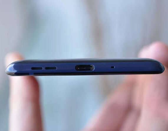 યૂઝરના મ્યૂઝિક એક્સપીરિયન્સને બેસ્ટ બનાવવા માટે ફોનમાં Ozo ઓડિયો ટેકનિકનો યૂઝ કર્યો છે, એટલે યૂઝર જે વીડિયો રેકોર્ડ કરશે તેમાં 360 ડિગ્રી ઓડિયો ક્વૉલિટી આવશે. ફોનનો યૂઝ VR હેડસેટ પર કરવામાં આવશે ત્યારે જ યૂઝરને 360 ઓડિયો ક્વૉલિટી મળશે. જોકે આ ફિચરનો યૂઝ કોઇ થર્ડ પાર્ટી એપ્સ પર નહીં થઇ શકે. ફોનમાં 3.5mm ઓડિયો જેક પણ છે. Nokia 8માં Type C USB 3.1 પોર્ટ આપવામાં આવ્યો છે. આ 5Gbpsની સ્પીડથી કામ કરે છે. આની સાથે બ્લૂટૂથ 5.0, NFC અને સિક્યૂરિટી માટે ફિંગરપ્રિન્ટ સેન્સર આપવામાં આવ્યું છે. ફોનમાં એમ્બિયન્ટ લાઇટ સેન્સર, પ્રૉક્સિમિટી સેન્સર, એક્સલેરોમીટર સેન્સર, ઇ-કમ્પાસ, ઝાયરોસ્કૉપ, બેરોમીટર જેવા સેન્સર પણ આપવામાં આવ્યા છે. ફોનને IP54 સર્ટિફિકેટ આપવામાં આવ્યું છે.