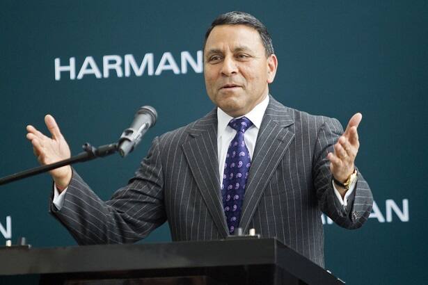 ઉત્તર પ્રદેશના આગરામાં જન્મેલા દિનેશ પલિવાલ પણ આજે હરમન ઈન્ટરનેશનલના સીઈઓ છે. તેમણે પણ એન્જીનિયરિંગ આઈઆઈટી રુડકીથી એન્જીનિયરિંગ કર્યું છે.