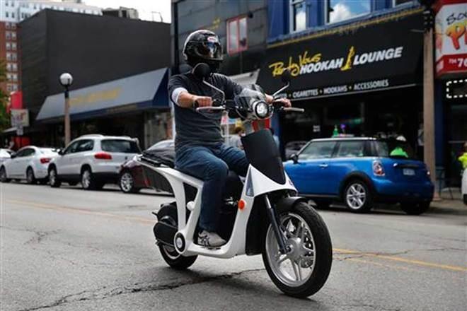 એસએમઈવીના ડાયરેક્ટર સોહિન્દર ગિરે કહ્યું કે, અમે નીતિ આયોગને એવી નીતિ બનાવવા વિનંદી કરી છે જેથી સરકાર એ તમામ ઉત્પાદકતો માટે એક વર્ષનું ઇન્સેન્ટિવ 2018 લાગુ કરી શકે જે પૂરી રીતે સેન્ટ્રલ મોટર વ્હીકલ્સ રૂલ્સ સીએમવીઆર પ્રમાણિત તતા બીએસઆઈ પ્રમાણિત લીથિયમ બેટરી યુક્ત ઈ-સ્કૂટર દેશમાં કોઈપણ જગ્યાએ 40,000 રૂપિયામાં વેચી શકે. તેમણે કહ્યું કે, સરકાર તેનાથી સીધા જ ઉત્પાદકોને 40,000 રૂપિયાની સબસિડી આપી શકે છે જે હાલમાં 22,000 રૂપિયા છે.