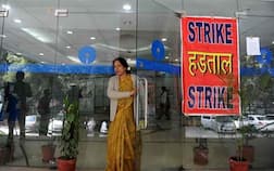 Bank Strike: ग्राहकांची संख्या वाढली, कर्मचाऱ्यांवर कामाचा ताण; बँक कर्मचाऱ्यांनी उपसलं संपाचं हत्यार 