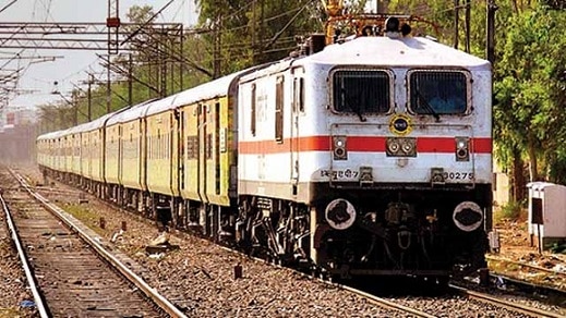 Passenger Train Ran Over 3 friends making Instagram reel in Tamil Nadu रील के चक्कर में रियल हो गई मौत, वीडियो बनाने की लत में 3 दोस्तों की गई जान