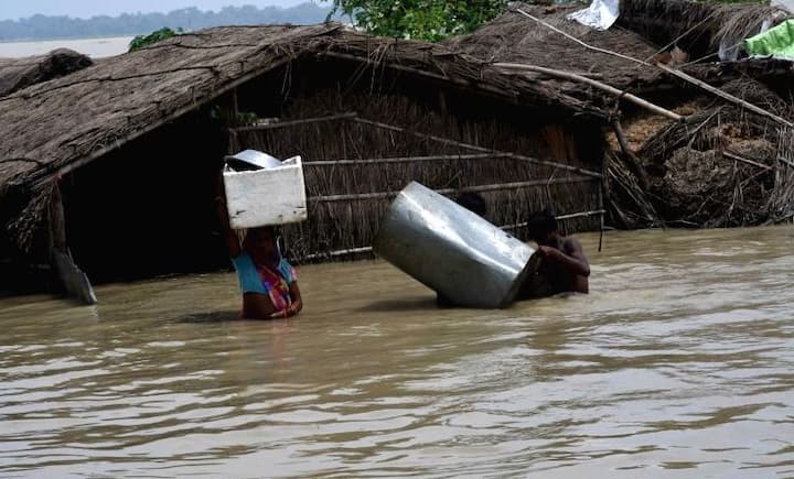 અધિકારિઓનું કહેવું છે કે, પૂરગ્રસ્ત વિસ્તારોમાં પાણીના ઘેરામાં 7.34 લાખથી વધુ લોકોને સુરક્ષિત બાહર કાઢવામાં આવ્યાં છે. તેના સિવાય આ વિસ્તારમાં 11.346 રાહત શિબિર ખોલવામાં આવ્યા છે. જેમાં 3.27થી વધુ લોકો આશ્રય લઈ રહ્યા છે. 2,219 સમુહ રસોઈ ખોલવામાં આવી છે. અને બીજી તરફ નિતિશકુમાર દાવો કરે છે કે, પૂર પીડિતોને દરેક સંભવ મદદ કરવામાં આવી રહી છે. 