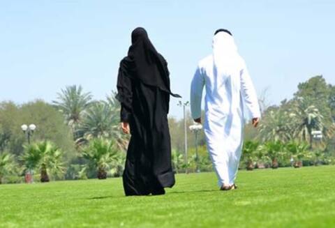 રસ્તા પર પતિથી આગળ ચાલતી પત્નીને આપી દીધો તલાક રસ્તા પર પતિથી આગળ ચાલતી પત્નીને આપી દીધો તલાક