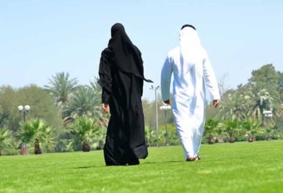 દુબઈ : સાઉદી અરબમાં તલાકનો એક વિચિત્ર કેસ સામે આવ્યો છે. અહીં એક વ્યિક્તિએ તેમની પત્નીએ માત્ર એટલા માટે તલાક આપી દીધો કે, તેની પત્નીને વારંવાર મનાઈ કરવા છતા પણ રસ્તા પર તેના પતિથી આગળ ચાલી રહી હતી. એક સમાચારપત્ર ‘ગોલ્ફ ન્યૂઝ’ અનુસાર આ વ્યક્તિએ તેની પત્નીને વારંવાર ચેતવણી આપી હતી કે, તેની પત્ની આગળ આગળ ના ચાલે, પરંતુ તે આગળ ચાલતી રહી ત્યારબાદ તેના પતિએ તેને તલાક આપી દીધો. આ વ્યક્તિની ઓળખ સાર્વજાનિક કરવામાં નથી આવી. 