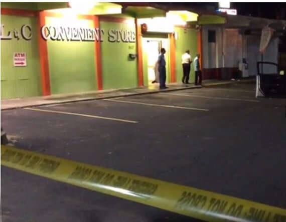 ઘટનાની જાણ કરતા લોકોએ જણાવ્યું હતું કે, સ્ટોરમાં એક વ્યક્તિ લોહીથી લથબથ હાલતમાં કાઉન્ટર પાછળ ફ્લોર પર પડેલો છે.