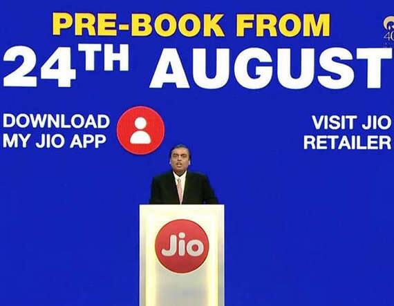 કંપનીના સૂત્રોનું કહેવું છે કે જિઓફોનનું બુકિંગ આજે સાંજે 5 કલાકથી શરૂ થશે. ફોન પ્રી બુકિંગ 500 રૂપિયાના પેમેન્ટ સાથે કંપનીની વેબસાઈટ અથવા એપ માયજિઓ તથા રિલાયન્સ ડિજિટલ સ્ટોર પરથી કરાવી શકાય છે. કંપનીએ આ ફોનની કિંમત ડિપોઝિટ રકમ પેટે 1500 રૂપિયા રાખી છે. પ્રી બુકિંગ સમયે 500 રૂપિયા આપવાના રહેશે જ્યારે બાકીની રકમ ફોન મળ્યા બાદ આપવાની રહેશે. અહીં અમે બતાવી રહ્યાં છીએ jioના એકથી વધારે ફોન બુક કરવાની પ્રૉસેસ.