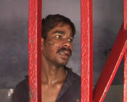 મોહિત નામના આરોપીએ યુવતીનો હાથ કેમ કાપ્યો તેને લઇને અનેક ચર્ચાઓ છે. યુવતીના કહેવા પ્રમાણે, આરોપીએ તેની પાસે મેમરી કાર્ડ માંગ્યું હતું પરંતુ તેણે મેમરી કાર્ડ ના આપતા તેના પર હુમલો કરી દીધો હતો. યુવતીને સારવાર માટે લખનઉ મોકલવામાં આવી છે. 