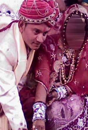  ઉલ્લેખનીય છે કે થોડા દિવસો પણ એક યુવકે કિંજલ દવેના ફોટોને એડિટ કરીને તેની બિભત્સ તસવીરો વાયરલ કરી હતી. આ અંગે કિંજલ દવેને જાણ થતા અમદાવાદ ક્રાઇમબ્રાંચમાં તેને સોશિયલ મીડિયામાં બદનામ કરવાની ફરિયાદ નોંધાવી હતી. 