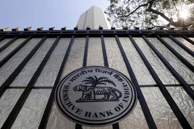 નોટ પર દેવનાગરી અને અંગ્રેજીમાં 200 રૂપિયા લખ્યું છે. નોટની વચ્ચે મહાત્મા ગાંધીનો ફોટો છે. માઇક્રો લેટરમાં RBI, INDIA અને 20 રૂપિયા લખ્યું છે. સિક્યોરિટી થ્રેડમાં `भारत' અને RBI છે. નોટની જમણી બાજુ અશોક ચિન્હ્ર છે. મહાત્મા ગાંધીનો ફોટો અને ઇલેક્ટ્રોટાઇપ (200) વોટરમાર્કસ છે. નોટની ડાબી તરફ પ્રિન્ટિંગનું વર્ષ લખ્યું છે.