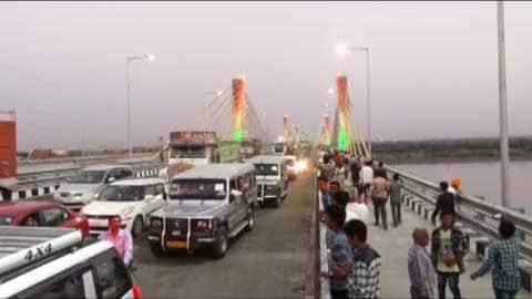 નેશનલ હાઇવે ઓથોરિટી દ્વારા ૩૭૦ કરોડના ખર્ચે દેશના સૌથી લાંબો કેબલ સ્ટે બ્રિજ માટે ટેક્સની વસૂલાત માટે ટેન્ડરિંગ કાર્યવાહી પૂર્ણ કરાઈ છે. વાહનચાલકો પાસેથી વન ડે ટ્રિપ માટે રૂ.ર૦થી રૂ.૧૪૦ અને રિટર્ન ટ્રિપ માટે રૂ.૩૦થી રૂ.ર૦૦ સુધીની જોગવાઇ કરાઇ છે. નવા ટેક્સ ઉઘરાવવા માટે ૧૮ લેન બનાવવામાં આવશે. માત્ર નર્મદા બ્રિજ જ નહીં સરદાર બ્રિજ ઉપરથી પણ ટોલ વસૂલાશે.