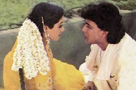 1993થી લઇને 1998 વચ્ચેનો સમય મિથુન માટે મુશ્કેલીભર્યો રહ્યો હતો. આ સમય દરમિયાન સતત તેમની ફિલ્મો ફ્લોપ રહી હતી. આ દરમિયાન એક સાથે 33 ફિલ્મો ફ્લોપ રહી હતી. પરંતુ તેમ છતાં તેમનો સ્ટારડમ ડિરેક્ટર પર એટલી હદે છવાયેલો હતો કે તેમણે ત્યારબાદ પણ 12 ફિલ્મો સાઇન કરી હતી.