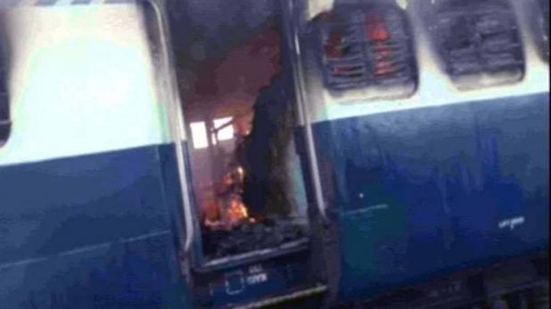 ડેરા સમર્થકોએ દિલ્લીમાં મચાવ્યું હિંસાનું તાંડવ, ટ્રેન અને બસમાં આગ ચાંપી, નોઈડામાં ધારા 144 લાગૂ