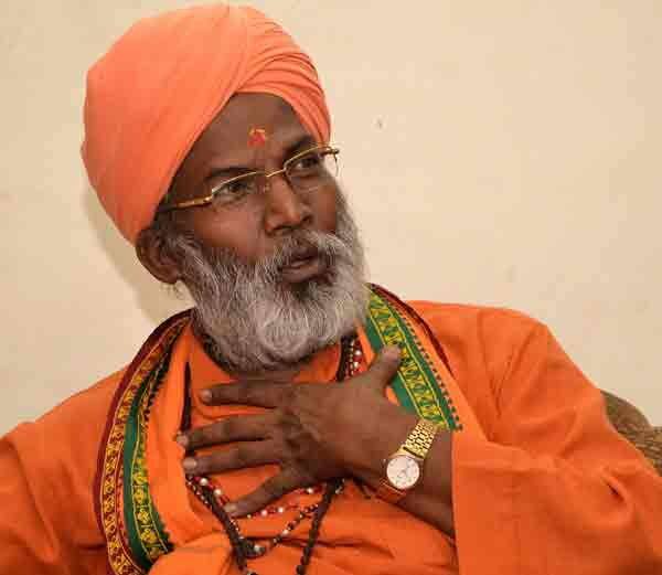 નવી દિલ્લી: રામ રહીમને બળાત્કાર કેસમાં કોર્ટે દોષી જાહેર કરતા ભાજપના સાંસદ સાક્ષી મહરાજે ગુરમીત રામ રહીમનો બચાવ કરતા કહ્યું કે, સાંધુ-સંન્યાસીઓ વિરુદ્ધ ષડયંત્ર રચવામાં આવી રહ્યું છે. રામ રહીમને સજા આપવામાં આવી તે કોર્ટના નિર્ણયને સાક્ષી મહારાજે સન્માન કર્યું છે. પરંતુ તેની સાથે કહ્યું કે, કોર્ટ માત્ર ફરિયાદ કરનારની જ વાત સાંભળે છે, પેલા લાખો ભક્તોની નથી સાભળતી, જે રામ રહિમને ભગવાન માને છે. જો કે, સાક્ષી મહારાજના આ નિવેદથી ભાજપ હાઇ કમાન્ડ નારાજ છે અને તેના પર આ મામલે સ્પષ્ટતાની માંગ કરી શકે છે. 