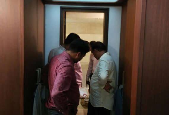 પહેલાં લૂંટના ઇરાદે હત્યા થઈ હોવાની શંકા હતી. જોકે, ઘરમાં બધી વસ્તુ સલામત હોવાથી હત્યા લૂંટને ઇરાદે ન થઇ હોવાનું પોલીસ માની રહી છે. હત્યારા પરિચિત હોવાની પોલીસને શંકા છે. દર્શન સોસાયટીમાં રહેતા રસિકલાલ મહેતા તેમના પરિવાર સાથે રહેતા હતા. તેઓ ટોરેન્ટમાં કામ કરતાં હતાં. નિવૃત થયા બાદ તેઓ યોગા શીખવતા હતા. 