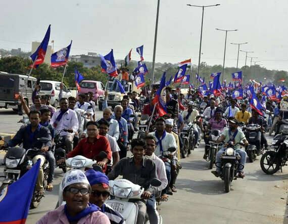 હાર્દિકે કહ્યું કે, અમે સિંહણનાં બચ્ચાં છીએ, માયકાંગલા નથી. પાટીદાર સમાજની ઇજ્જત અને આબરુને ધ્યાને રાખીને અમે કામ કરી રહ્યા છીએ પણ અનામત તો આપવી જ પડશે. નરેન્દ્રભાઇના ઝભ્ભાના ખિસ્સામાંથી કે અમીત શાહની બંદૂકની ગોળીમાંથી અનામત આવતી હોય તો લેવા માટે અમે તૈયાર છીએ.