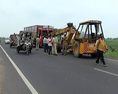 અમદાવાદ: રવિવારે વહેલી સવારે બરવાળા-ધંધુકા હાઇવે પર ટ્રક અને જીપ વચ્ચે અકસ્માત સર્જાયો હતો. જેમાં એક જ પરિવારના 11 લોકોના મોત નિપજ્યા હતા. મૃતકોમાં પાંચ મહિલા અને છ પુરુષોનો સમાવેશ થાય છે, જ્યારે એક બાળકનો આબાદ બચાવ થયો હોવાનું જાણવા મળી રહ્યું છે. 