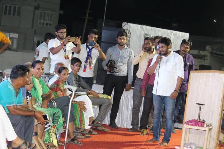 પાટણ: પાટીદાર આંદોલન શરૂ થયાને બે વર્ષ વીત્યા છે. ગઇકાલે પાટીદાર આંદોલનમાં શહીદ થયેલા પાટીદાર યુવાઓને શ્રદ્ધાંજલિ આપવા માટે જંગી સભાનું આયોજન કરવામાં આવ્યું હતું. 