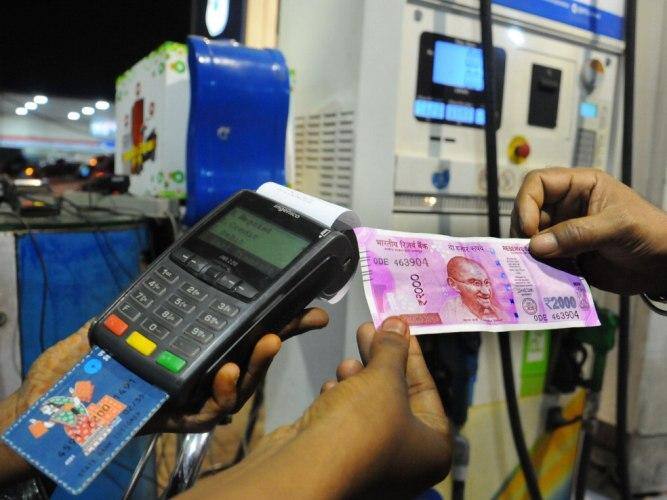 પેટ્રોલમાં ૯ ટકા અને ડીઝલમાં સાત ટકાનો ભાવવધારો જુલાઈથી અત્યાર સુધીમાં થઈ ગયો છે પરંતુ ધીમા સુધારાને કારણે લોકોના ખિસ્સામાં ધીમો-ધીમો બોજ પડી રહ્યો હોવાથી ખાસ કોઈ ઉહાપોહ જોવા મળ્યો નથી. સામાન્ય રીતે અગાઉ બેથી પાંચ રૂપિયા સુધીનો વધારો થતો તો ભારે ઉહાપોહ થતો હતો.