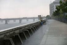 અમદાવાદ રીવરફ્રન્ટ પર યુવક-યુવતી ચોંટીને જાહેરમાં કરી રહ્યાં હતાં અશ્લીલ હરકતો ને પોલીસ આવી ગઈ, પછી શું થયું ?