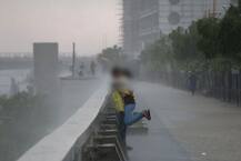 અમદાવાદ રીવરફ્રન્ટ પર યુવક-યુવતી ચોંટીને જાહેરમાં કરી રહ્યાં હતાં અશ્લીલ હરકતો ને પોલીસ આવી ગઈ, પછી શું થયું ?