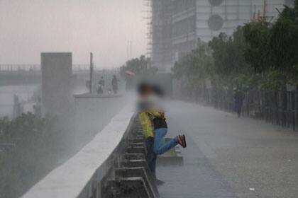 જો કે પોલીસે તેમને જાહેરમાં અશ્લીલ હરકતો કરવું એ અપરાધ છે કેનું સાફ શબ્દોમાં સમજાવીને પોલીસ સ્ટેશને લઈ ગઈ હતી. તેમની સામે ગુનો નોંધાતાં તેમનાં પરિવારજનો દોડતાં થઈ ગયાં હતાં ને પોલીસ સ્ટેશને પહોંચ્યાં હતાં. સંતાનોની અશ્લીલ હરકતોથી શરમમાં મૂકાયેલા બંને પરિવાર તેમને જામીન પર છોડાવી ગયા હતા.