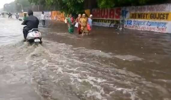 અમદાવાદમાં પણ ગઈકાલે લાંબા વિરામ બાદ રવિવારે મેઘરાજાની સવારી આવી પહોંચી હતી. સાંજે વરસાદ ખાબકયો હતો. બીજી તરફ વાસણા બેરેજના બે દરવાજા ખોલવામાં આવ્યા હતા. શહેર અને જીલ્લામાં ગઈકાલે વાતાવરણમાં અચાનક પલ્ટો આવ્યો હતો. તેમજ આકાશમાં વાદળ છવાયા હતા. દરમિયાન સાંજના સમયે શહેરમાં વરસાદ વરસતા રસ્તા ઉપર પાણી ફરી વળ્યા હતા. શહેરના નારણપુરા, ઘાટલોડીયા, નવરંગપુરા, મેમનગર, આંબાવાડી સહિતના વિસ્તારોમાં પાણી પડ્યુ હતું.