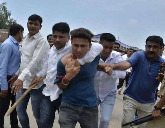 કોંગ્રેસ અને પાસના 17 પાટીદારો અને અન્ય 30 થી 35 મળી કુલ 50 માણસોના ટોળા સામે એ ડીવીઝન પોલીસ મથકે ગુનો દાખલ કરવા કાર્યવાહી હાથ ધરી હોવાનું એ ડીવીઝન પીએસઆઇ બી.એમ.દેસાઇએ જણાવ્યું હતું.
