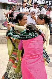 પાટણમાં નીતિન પટેલનો વિરોધ કરી રહેલા પાટીદારો પર પોલીસે વરસાવ્યા દંડા, જુઓ તસવીરો