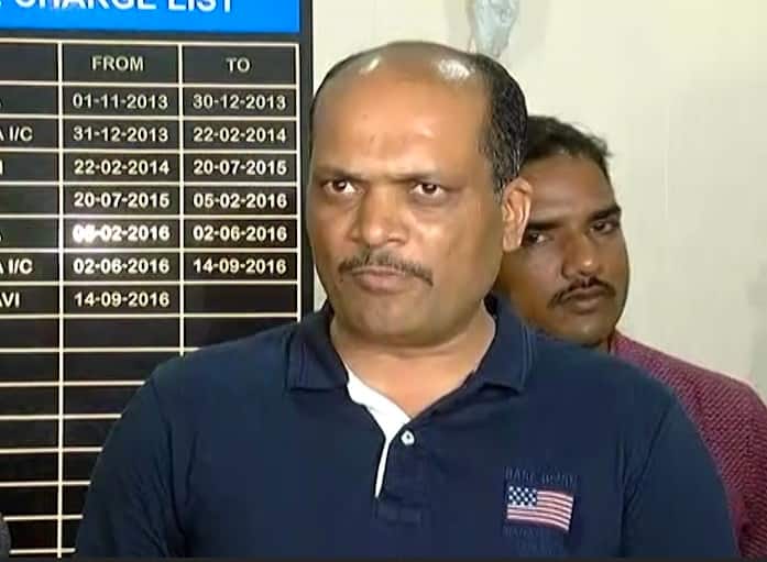 પાટણઃ પાટીદાર અનામત આંદોલન સમિતી (પાસ)ના કન્વિનર હાર્દિક પટેલને જેલભેગો કરી દેવાયો છે ત્યારે તેના સાથી દિનેશ બાંભણિયાની પણ ધરપકડ કરાઈ છે. હાર્દિક પટેલ તથા દિનેશ બાંભણિયા સામે ‘પાસ’ના મહેસાણાના કન્વિનર નરેન્દ્ર પટેલે મારામારી અને લૂંટ અંગેનો કેસ કર્યો છે.