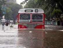 મુંબઈમાં મેઘતાંડવઃ 2 બાળકો સહિત 5ના મોત, રેડ એલર્ટ જાહેર