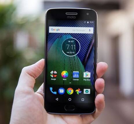 આ બન્ને ફોનની કિંમત અનુક્રમે 13,999 રૂપિયા અને 15,999 રૂપિયા રાખવામાં આવી છે, ઉલ્લેખનીય છે કે આ ફોનને આજે રાત્રે 12 વાગ્યાથી ઇ-કોમર્સ વેબસાઇટ અમેઝોન ઇન્ડિયા પર એક્સક્લૂસિવલી સેલ કરવામાં આવશે. આ ફોનની ખરીદી પર 1,000 રૂપિયા સુધીની એક્સચેન્જ ઓફર અવેલેબલ છે, સાથે દરેક ક્રેડિટ કાર્ડ પર નૉ કૉસ્ટ EMI અને 499 રૂપિયાના મોટો સ્પૉર્ટ્સ હેડફોન મળી રહ્યાં છે.