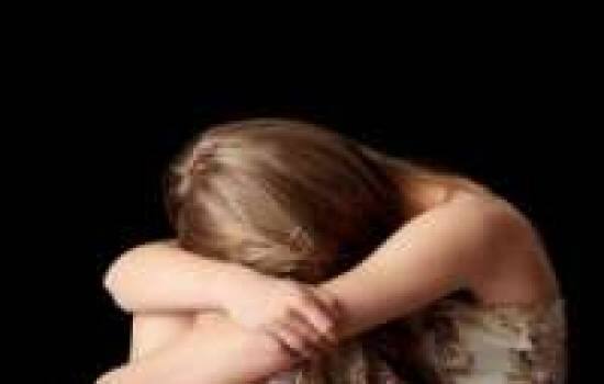 અધિકારીએ જણાવ્યું કે, બન્ને યુવતીઓ ભાડાના મકાનમાં સાથે રહેતી હતી. તેમણે આત્મહત્યા પહેલા અલગ અલગ પત્ર પણ લખ્યા છે. જેમાં પોતાની અંગત મુશ્કેલીઓને લઈને જિંદગીથી કંટાળી ગઈ છે તેવું લખ્યું હતું.