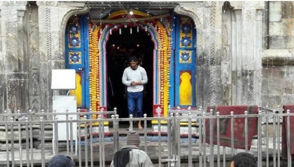 ફિલ્મ કેદારનાથ વિશે વાત કરતા ડાયરેક્ટર અભિષેક કપૂરે એક ઈન્ટરવ્યૂ માં કહ્યું કે, હું હજુ ફિલ્મ વિશે વધારે નથી જણાવવા માંગતો. પરંતુ અમારી ફિલ્મની વાર્તા એક પેશનેટ લવસ્ટોરી છે. જે તીર્થયાત્રાથી જોડાયેલી છે. મે આ ફિલ્મમા સારા અલીખાનને એટલા માટે લીધી છે કે, તે આ ભૂમિકા માટે તે એકદમ ફીટ છે.
