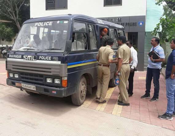 આ મામલે તત્કાલીન પીએસઆઈ એચ. આર. હેરભાએ અતુલ છગનભાઈ કોળીની ધરપકડ કરી તેના રીમાન્ડ મેળવ્યા બાદ કોર્ટ હવાલે કર્યો હતો. બાદમાં આ મામલે રાજયના મુખ્યમંત્રીએ બહુચર્ચીત આ પ્રકરણની તપાસ ભાવનગર રેન્જના આઇજી અમીતકેમાર વિશ્વકર્માને સોંપી હતી. આઇજીએ તપાસ બાદ માંડવી ગામના જ બે શંકાકાસ્પદ શખ્સોનો લાઇવ ડીટેકટર ટેસ્ટ કરાયા હતા.